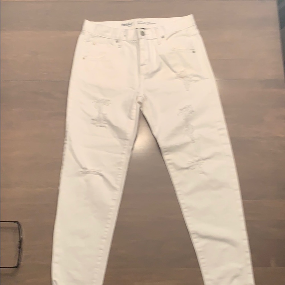Beautiful Mossimo Crop Distressed Jeans 💜